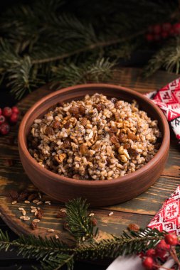 Kutya. Geleneksel Noel Slav yemeği, buğday taneleri, haşhaş tohumu, fındık, kuru üzüm ve baldan yapılmış kutia lapası. Ukrayna, Belarus ve Rusya 'daki Doğu Ortodoks Hıristiyanları.