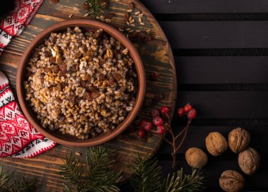 Kutya. Geleneksel Noel Slav yemeği, buğday taneleri, haşhaş tohumu, fındık, kuru üzüm ve baldan yapılmış kutia lapası. Ukrayna, Belarus ve Rusya 'daki Doğu Ortodoks Hıristiyanları.