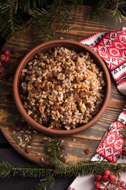 Kutya. Geleneksel Noel Slav yemeği, buğday taneleri, haşhaş tohumu, fındık, kuru üzüm ve baldan yapılmış kutia lapası. Ukrayna, Belarus ve Rusya 'daki Doğu Ortodoks Hıristiyanları.