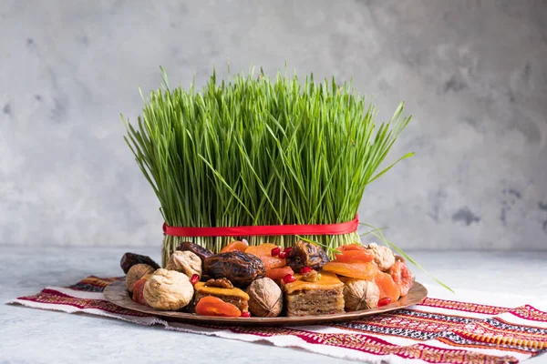 Novruz masa dekorasyonu, buğday çimi, Azerbaycan ulusal hamur işi pakhlava, yeni yıl kutlamaları, doğa uyanışı.