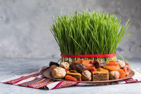 Novruz masa dekorasyonu, buğday çimi, Azerbaycan ulusal hamur işi pakhlava, yeni yıl kutlamaları, doğa uyanışı.