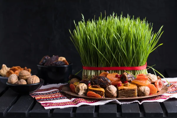 Novruz Kattaus Pöydän Koristelu Vehnäruoho Azerbaidzanin Kansallinen Leivonnaiset Pakhlava Uusi — kuvapankkivalokuva