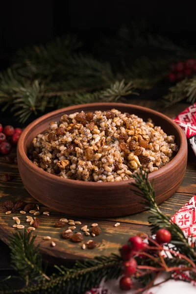 Kutya. Geleneksel Noel Slav yemeği, buğday taneleri, haşhaş tohumu, fındık, kuru üzüm ve baldan yapılmış kutia lapası. Ukrayna, Belarus ve Rusya 'daki Doğu Ortodoks Hıristiyanları.