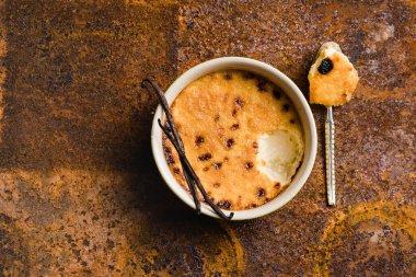 İspanyol krema katalanası. Creme brulee. Geleneksel Fransız vanilyalı kremalı tatlı. Yanmış krema, yanmış krema ya da Üçlemeci kreması. Sert karamelize şeker katmanlı zengin muhallebi tabanı.