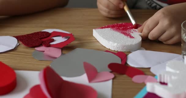 El niño se basa en el corazón de espuma. Desarrollo creativo de los niños. Día de San Valentín — Vídeo de stock