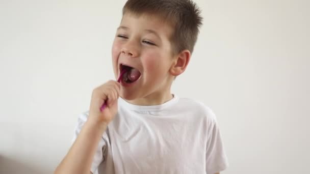 Niño niño cepillándose los dientes usando cepillo de dientes y pasta oral, limpiando los dientes. — Vídeos de Stock