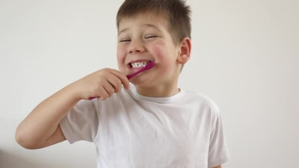 Niño niño cepillándose los dientes usando cepillo de dientes y pasta oral, limpiando los dientes. — Vídeos de Stock