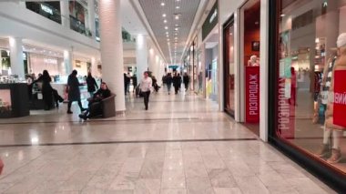 Kiev, Ukrayna 2022 - İnsanlar modern alışveriş merkezinde yürüyor. Neon ışıkları. 