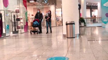 Kiev, Ukrayna 2022 - İnsanlar modern alışveriş merkezinde yürüyor. Neon ışıkları. 