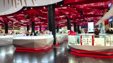  Perakende mağazasının içi. Alışveriş merkezinde alışveriş yapan insanlar..