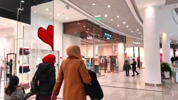 Kiev, Oekraïne 2022 - Mensen lopen in het moderne winkelcentrum. Neonverlichting. — Stockvideo