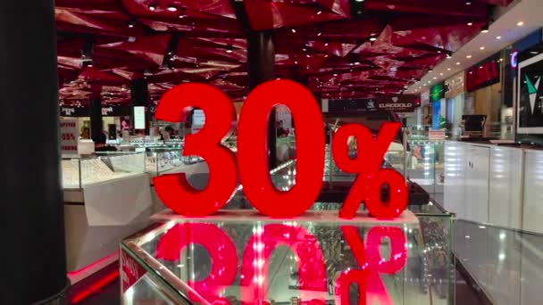 Kyjev, Ukrajina 2022- Red 30 procent Sleva v centru města. Galerie Mall — Stock video