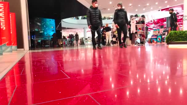 乌克兰基辅2022年- -人们在现代购物中心散步。霓虹灯. — 图库视频影像