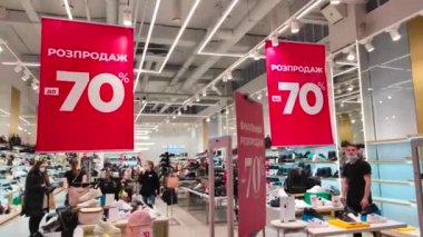 Kiev, Ukrayna 2022 - Şehir merkezinde% 70 indirim. Alışveriş Merkezi Galerisi 