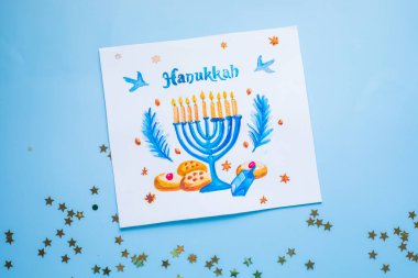 Hanuka sembolleri düzdü. Geleneksel Yahudi tebrik kartı tasarımı ve mutlu Hanuka kutlamaları. Menorah ve David Star, Pitta ekmeği.