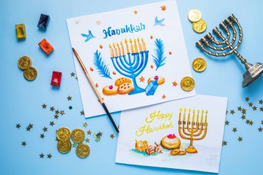 Hanuka sembolleri düzdü. Geleneksel Yahudi tebrik kartı tasarımı ve mutlu Hanuka kutlamaları. Menorah ve David Star, Pitta ekmeği.