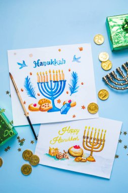 Hanuka sembolleri düzdü. Geleneksel Yahudi tebrik kartı tasarımı ve mutlu Hanuka kutlamaları. Menorah ve David Star, Pitta ekmeği.