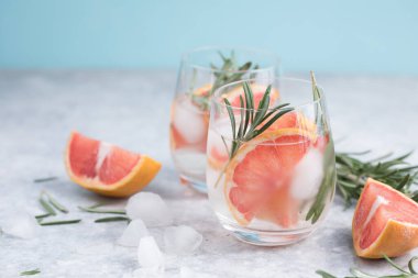 Detoks meyvesi aromalı su. Ev yapımı limonata kokteyli.