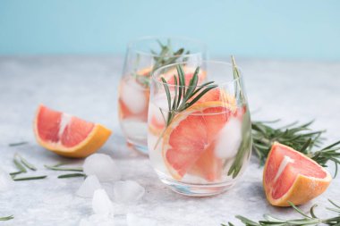 Detoks meyvesi aromalı su. Ev yapımı limonata kokteyli.