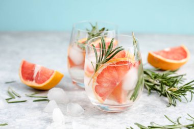 Detoks meyvesi aromalı su. Ev yapımı limonata kokteyli.