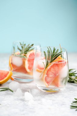 Detoks meyvesi aromalı su. Ev yapımı limonata kokteyli.