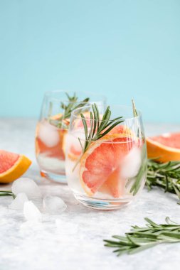 Detoks meyvesi aromalı su. Ev yapımı limonata kokteyli.