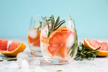 Detoks meyvesi aromalı su. Ev yapımı limonata kokteyli.