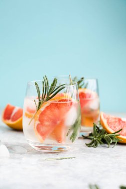 Detoks meyvesi aromalı su. Ev yapımı limonata kokteyli.