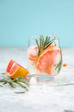 Detoks meyvesi aromalı su. Ev yapımı limonata kokteyli.