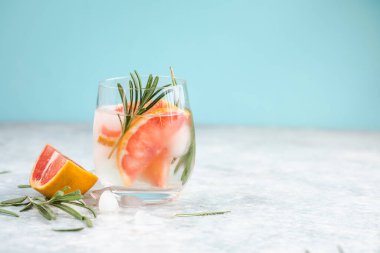 Detoks meyvesi aromalı su. Ev yapımı limonata kokteyli.