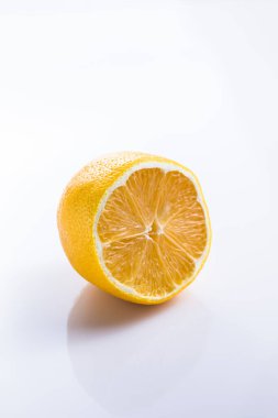 Küçük gölgeli limon yarımları beyaz arkaplanda izole edilmiş kırpma yolu dahil.