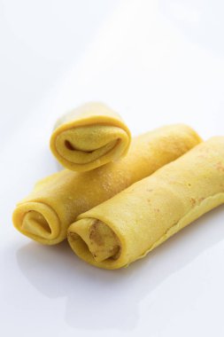 Tavuk eti ve peynirli krep ya da krep. Geleneksel Rus Shrovetide Maslenitsa festivali yemeği. Yemek tarifi geçmişi.