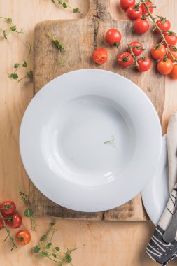 Yemek arkaplanı. Boş yuvarlak tabak. Yemek servisi için hazır..