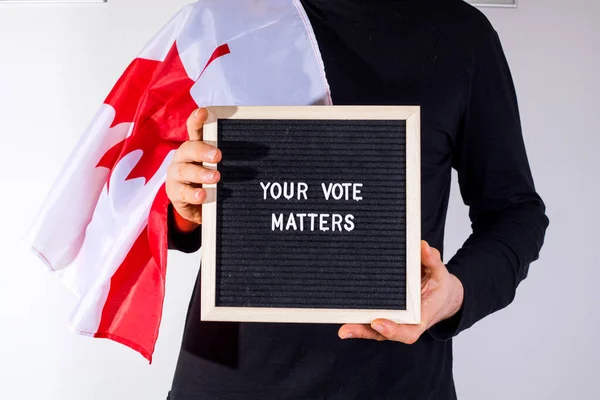 Mann Mit Kanada Fahne Hält Brieftafel Mit Text Your Vote — Stockfoto