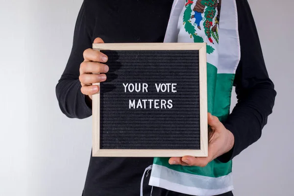 Людина Мексиканським Прапором Тримає Дошку Текстом Your Vote Matters Білому — стокове фото