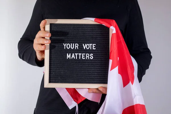 Людина Прапором Канади Тримає Дошку Текстом Your Vote Matters Білому — стокове фото