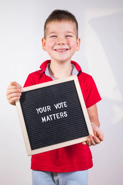 Kid Boy Holding Letter Board Text Twój Głos Znaczenie Białym — Zdjęcie stockowe