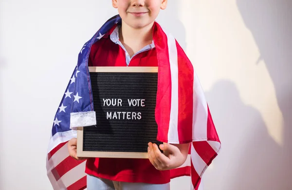 Unge Pojke Med Amerikansk Flagga Innehav Brev Styrelse Med Text — Stockfoto