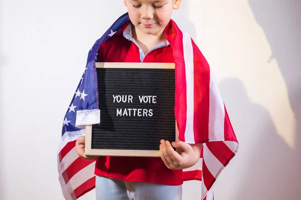 Kind Junge Mit Amerikanischer Flagge Hält Brief Tafel Mit Text — Stockfoto
