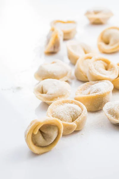 Rauwe Verse Knoedels Italiaanse Tortellini Pasta Geïsoleerd Witte Achtergrond — Stockfoto