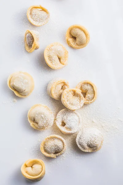 Rauwe Verse Knoedels Italiaanse Tortellini Pasta Geïsoleerd Witte Achtergrond — Stockfoto