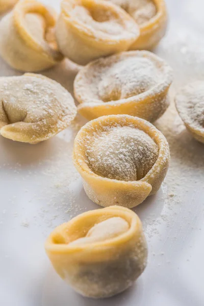 Albóndigas Frescas Crudas Pasta Tortellini Italiana Aisladas Sobre Fondo Blanco —  Fotos de Stock