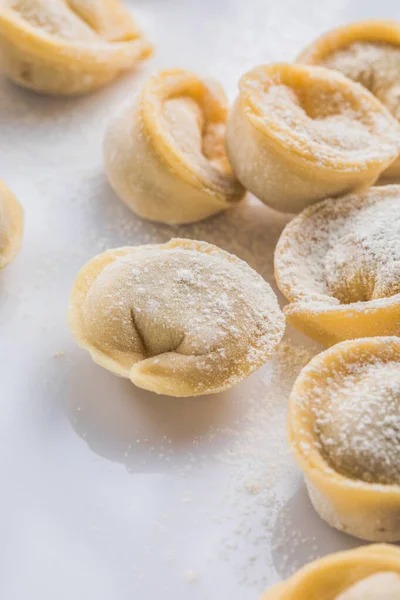 Albóndigas Frescas Crudas Pasta Tortellini Italiana Aisladas Sobre Fondo Blanco —  Fotos de Stock