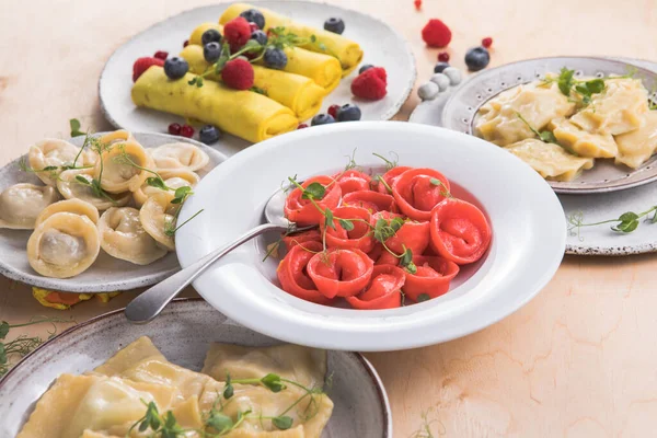 Surtido Platos Pasta Italiana Diferentes Tipos Tortellini Ravioles Dumpling Pierogi —  Fotos de Stock