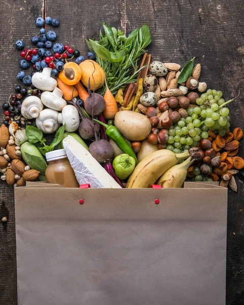 Kantong Kertas Dengan Latar Belakang Makanan Vegetarian Yang Sehat Konsep — Stok Foto