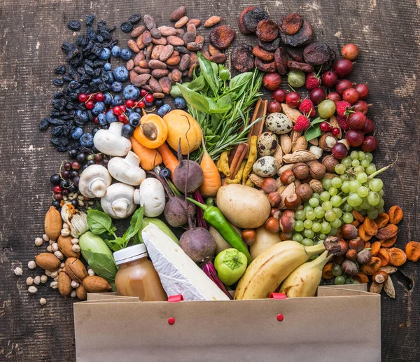 Sağlıklı vejetaryen yemek geçmişi olan bir kese kağıdı. Süpermarket gıda konsepti. Eve teslim.