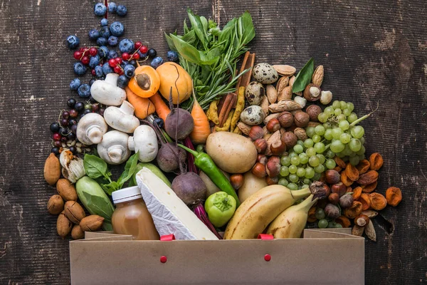 Sağlıklı vejetaryen yemek geçmişi olan bir kese kağıdı. Süpermarket gıda konsepti. Eve teslim.