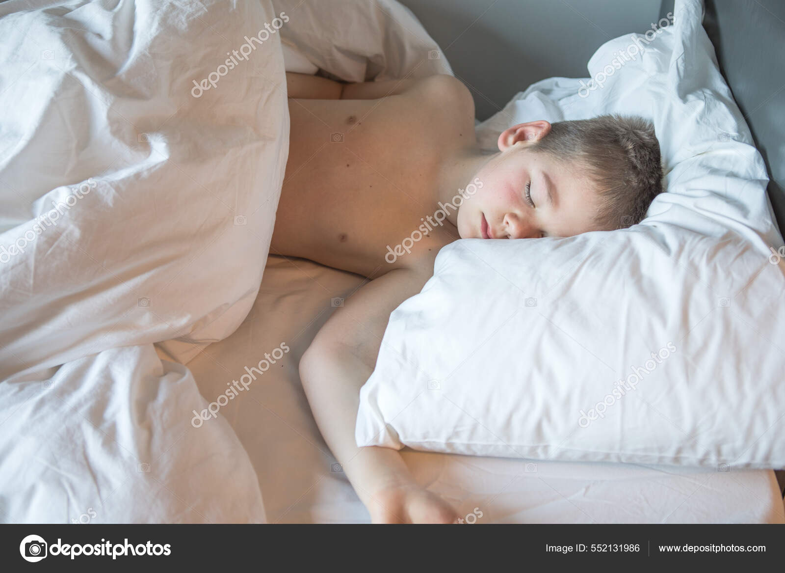 Dreng Gammel Liggende Sengen Søvnig Barn Vågner Morgenen Sin Seng —  Stockfoto © sokor #552131986, image size:1600x1167