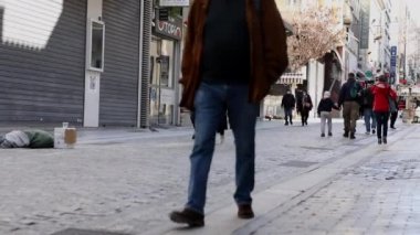 Atina, Yunanistan. Murch 2022 - insanlar alışveriş için merkez caddede dolaşıyorlar