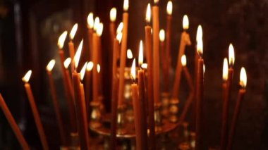 Ortodoks kilisesinde yanan mumları olan büyük bir kilise altın şamdanı.